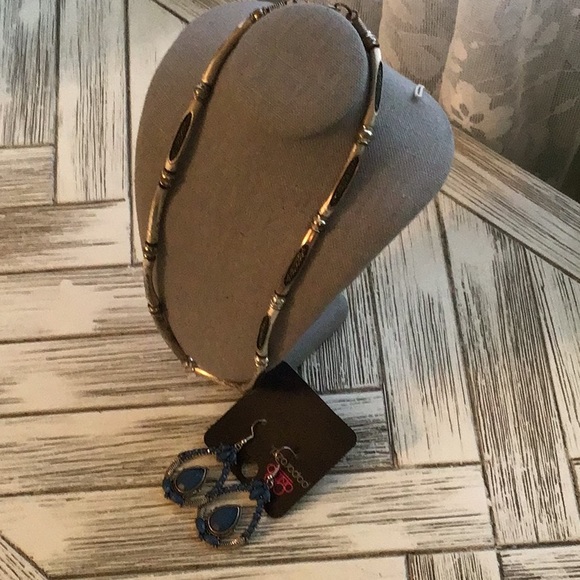 Set of necklace & earrings - Picture 3 of 7